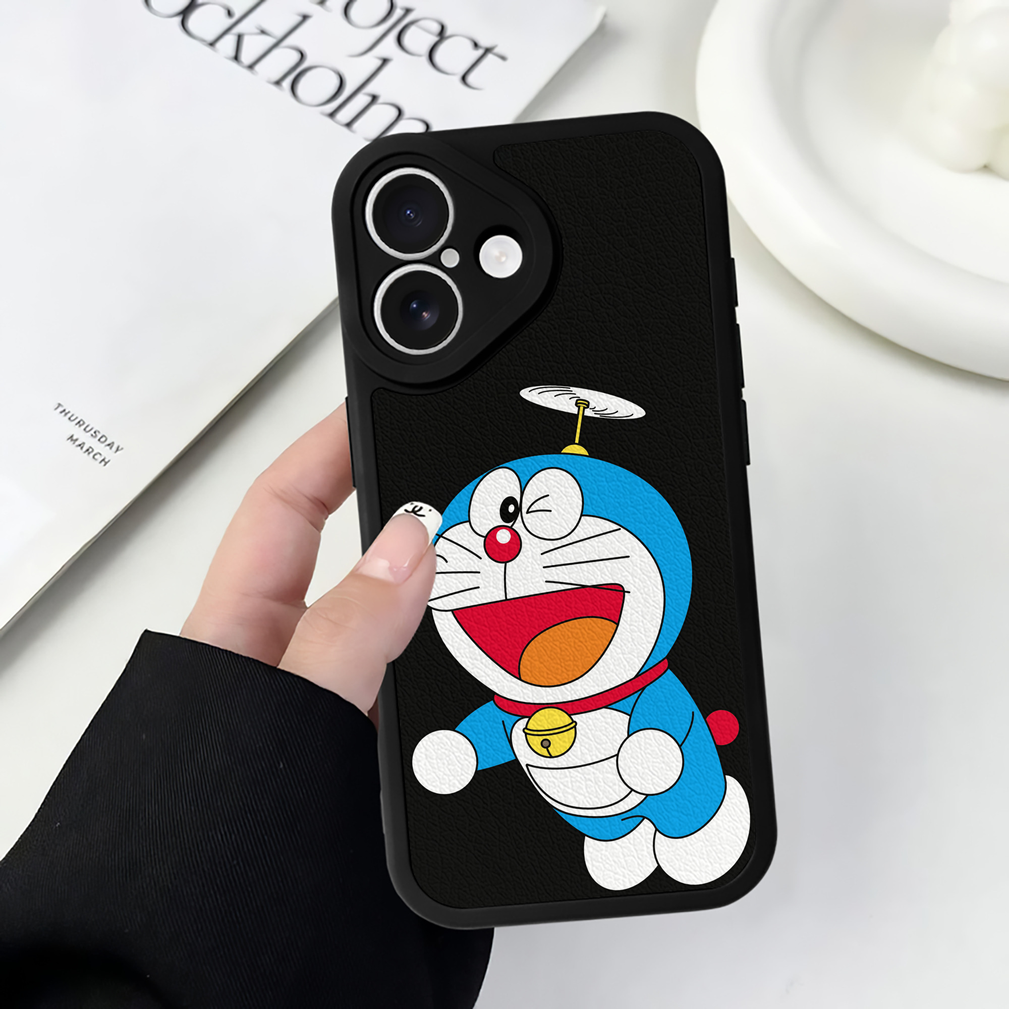 （画像用） ドラえもん Doraemon 【iPhone 16シリーズ対応】シリコンスマホケース（レザー調） 材質：シリコン